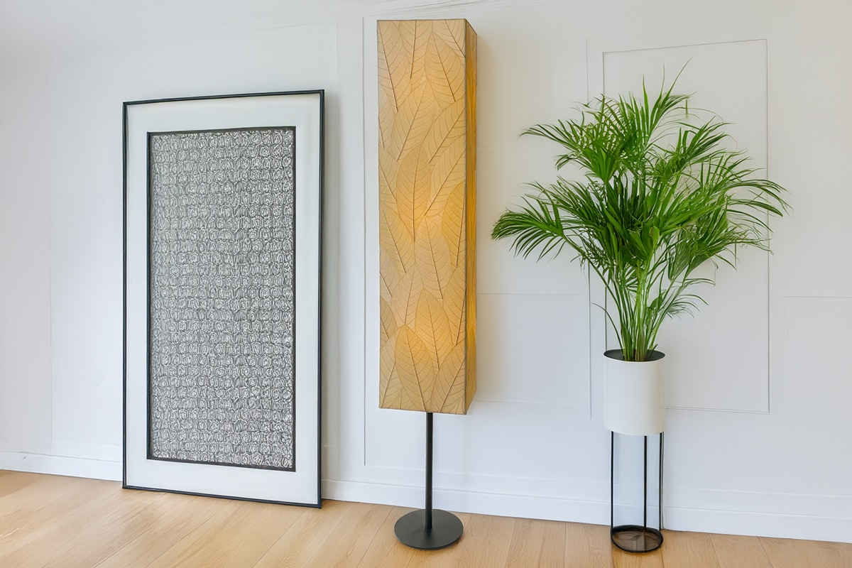 The colorful leaf pattern of this floor lamp creates a welcoming atmosphere in your living room, adding both color and style.